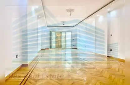 شقة - 3 غرف نوم - 3 حمامات للايجار في شارع رشدي - رشدي - حي شرق - الاسكندرية