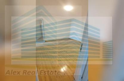 Apartment - 3 Bedrooms - 2 Bathrooms for rent in Sidi Gaber School St. - Sidi Gaber - Hay Sharq - Alexandria