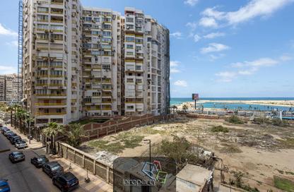 Apartment - 4 Bedrooms - 3 Bathrooms for sale in Mahmoud Al Deeb St. - Zezenia - Hay Sharq - Alexandria