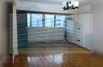 شقة - 3 غرف نوم - 2 حمامات للايجار في شارع رشدي - رشدي - حي شرق - الاسكندرية