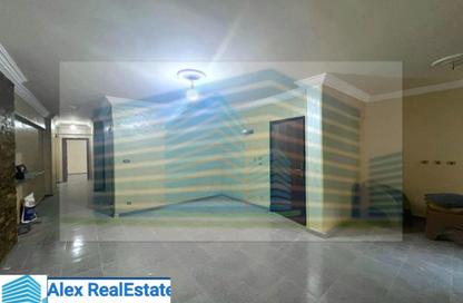 Apartment - 3 Bedrooms - 1 Bathroom for rent in Kafr Abdo St. - Kafr Abdo - Roushdy - Hay Sharq - Alexandria