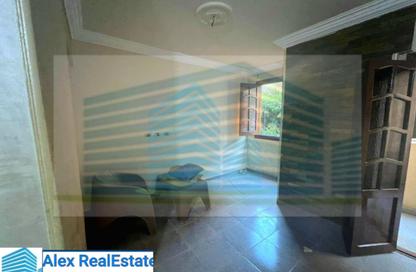Apartment - 3 Bedrooms - 1 Bathroom for rent in Kafr Abdo St. - Kafr Abdo - Roushdy - Hay Sharq - Alexandria