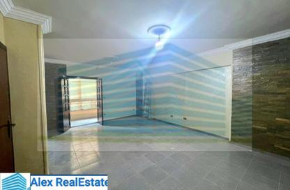Apartment - 3 Bedrooms - 1 Bathroom for rent in Kafr Abdo St. - Kafr Abdo - Roushdy - Hay Sharq - Alexandria