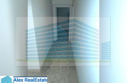 شقة - 3 غرف نوم - 2 حمامات للايجار في ميدان الكورنيش - سبورتنج - حي شرق - الاسكندرية