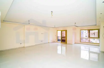 شقة - 3 غرف نوم - 2 حمامات للبيع في طريق ابو قير - زيزينيا - حي شرق - الاسكندرية