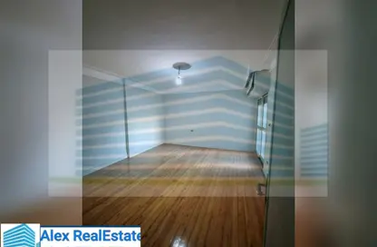 شقة - 4 غرف نوم - 2 حمامات للايجار في شارع أبو رفيع - كفر عبده - رشدي - حي شرق - الاسكندرية