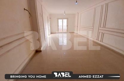 Apartment - 3 Bedrooms - 1 Bathroom for sale in Victor Emanuel Al Thaleth St. - Smouha - Hay Sharq - Alexandria