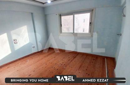 Apartment - 3 Bedrooms - 1 Bathroom for sale in Victor Emanuel Al Thaleth St. - Smouha - Hay Sharq - Alexandria