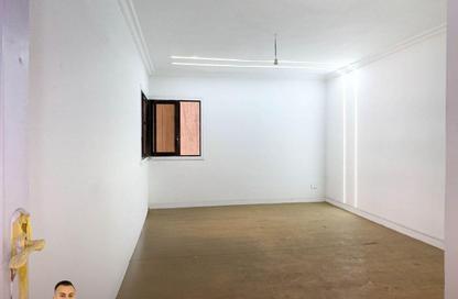 Apartment - 3 Bedrooms - 1 Bathroom for sale in Abdel Salam Aref St. - Laurent - Hay Sharq - Alexandria
