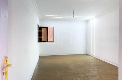 Apartment - 3 Bedrooms - 1 Bathroom for sale in Abdel Salam Aref St. - Laurent - Hay Sharq - Alexandria