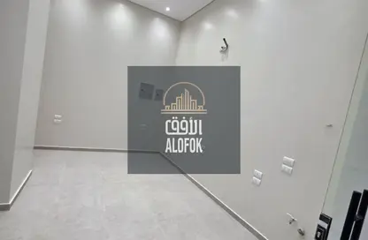 محل تجاري - استوديو للبيع في مون فالي 2 - امتداد المستثمرين الشمالية - مدينة القاهرة الجديدة - القاهرة