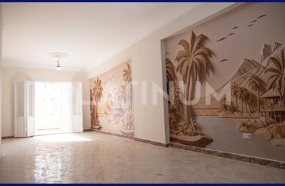 Apartment - 3 Bedrooms - 2 Bathrooms for sale in Kaaed Asrab Al Behar St. - Miami - Hay Awal El Montazah - Alexandria