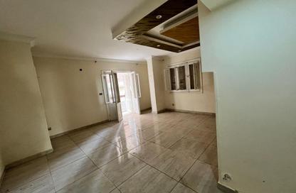 شقة - 3 غرف نوم - 2 حمامات للبيع في شارع شهاب - المهندسين - الجيزة
