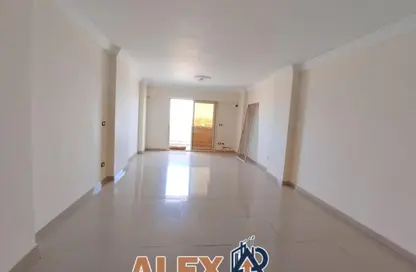 شقة - 3 غرف نوم - 2 حمامات للايجار في شارع مدرسة الريادة - سموحة - حي شرق - الاسكندرية