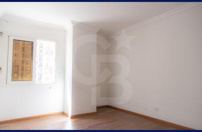 Apartment - 3 Bedrooms - 2 Bathrooms for sale in Mahmoud Abdel Razek St. - Glim - Hay Sharq - Alexandria
