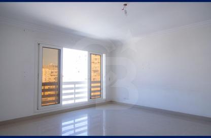 Apartment - 3 Bedrooms - 2 Bathrooms for sale in Mahmoud Abdel Razek St. - Glim - Hay Sharq - Alexandria