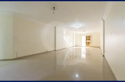 شقة - 4 غرف نوم - 3 حمامات للبيع في شارع السيدة سكينة إبنت الحسين - كفر عبده - رشدي - حي شرق - الاسكندرية