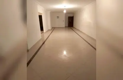 Office Space - 3 Bedrooms - 2 Bathrooms for rent in Kasr Al Safa St. - Zezenia - Hay Sharq - Alexandria