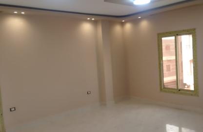 Apartment - 2 Bedrooms - 1 Bathroom for rent in Abou El Houl - New Cairo City - Cairo