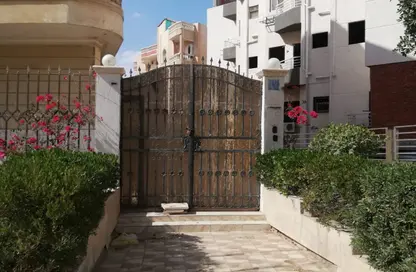 Apartment - 2 Bedrooms - 1 Bathroom for sale in Doctor Ali Lotfy St. - 3rd District - Sheikh Zayed City - Giza