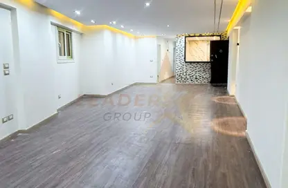 شقة - 3 غرف نوم - 2 حمامات للبيع في شارع محمود العيسوي - سيدي بشر - حي اول المنتزة - الاسكندرية