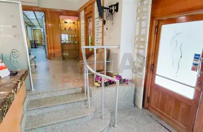 طابق كامل - استوديو - 6 حمامات للبيع في شارع معروف الرصافي - رشدي - حي شرق - الاسكندرية