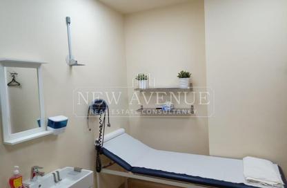 Clinic - Studio - 4 Bathrooms for sale in Cairo Medical Center CMC - North Teseen St. - The 5th Settlement - New Cairo City - Cairo