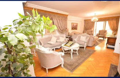 شقة - 3 غرف نوم - 2 حمامات للبيع في شارع محمد عثمان - لوران - حي شرق - الاسكندرية