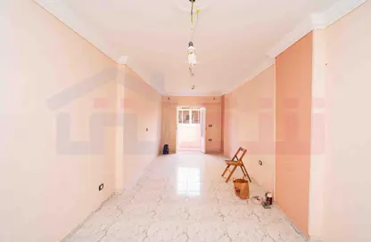 Apartment - 3 Bedrooms - 1 Bathroom for sale in Camp Chezar - Hay Wasat - Alexandria