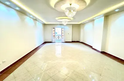 شقة - 4 غرف نوم - 3 حمامات للايجار في شارع شعراوي - لوران - حي شرق - الاسكندرية