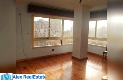Apartment - 3 Bedrooms - 2 Bathrooms for rent in Kasr Al Safa St. - Zezenia - Hay Sharq - Alexandria