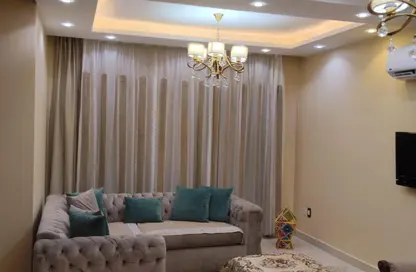 شقة - 2 غرف نوم - 2 حمامات للايجار في ليلة - المستثمرين الشمالية - مدينة القاهرة الجديدة - القاهرة