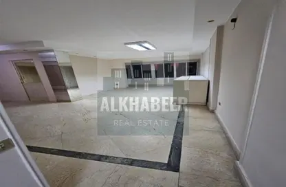 شقة - 3 غرف نوم - 2 حمامات للايجار في شارع الزهراء - الدقي - الجيزة