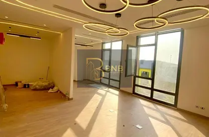 مساحات مكتبية - 3 غرف نوم - 1 حمام للايجار في ديستريكت 5 - كمبوندات التجمع الخامس - التجمع الخامس - مدينة القاهرة الجديدة - القاهرة