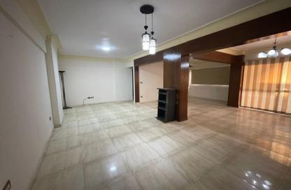 شقة - 2 غرف نوم - 1 حمام للايجار في شارع السيدة سكينة إبنت الحسين - كفر عبده - رشدي - حي شرق - الاسكندرية
