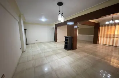 شقة - 2 غرف نوم - 1 حمام للايجار في شارع السيدة سكينة إبنت الحسين - كفر عبده - رشدي - حي شرق - الاسكندرية