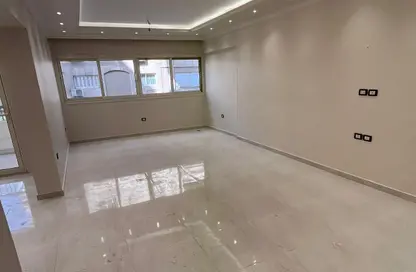 شقة - 3 غرف نوم - 2 حمامات للبيع في شارع ابراهيم نوار - المنطقة السادسة - مدينة نصر - القاهرة