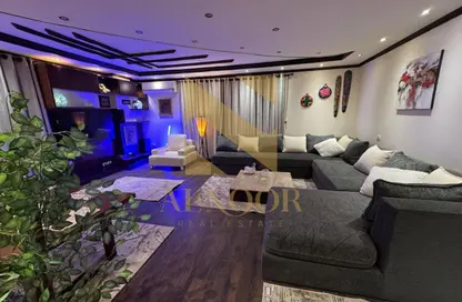 شقة - 3 غرف نوم - 2 حمامات للايجار في شارع دكتور كمال حمدي - الحي الرابع - مدينة 6 أكتوبر - الجيزة