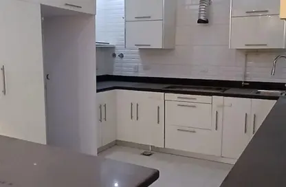 شقة - 3 غرف نوم - 2 حمامات للبيع في شارع 14 - المجاورة الاولي - الحي السابع - مدينة الشروق - القاهرة