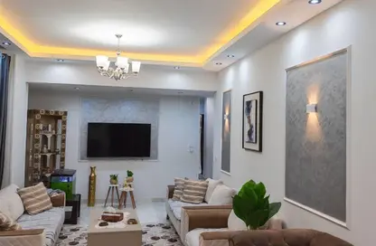 شقة - 3 غرف نوم - 2 حمامات للبيع في شارع 14 - المجاورة أ - الحي الثاني غرب - مدينة الشروق - القاهرة