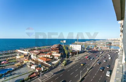 شقة - 5 غرف نوم - 3 حمامات للبيع في سابا باشا - حي شرق - الاسكندرية