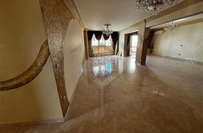 شقة - 5 غرف نوم - 3 حمامات للبيع في شارع رشدي - رشدي - حي شرق - الاسكندرية
