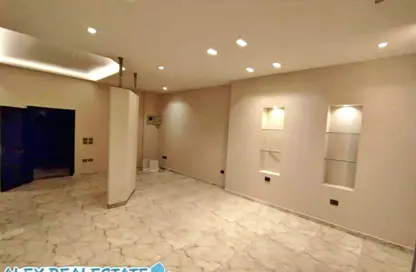 Office Space - 3 Bedrooms - 1 Bathroom for rent in Smouha Square - Smouha - Hay Sharq - Alexandria