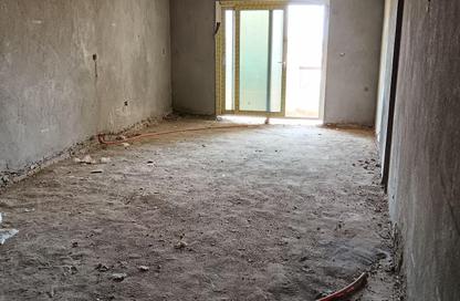 Apartment - 3 Bedrooms - 2 Bathrooms for sale in Abou El Houl - New Cairo City - Cairo