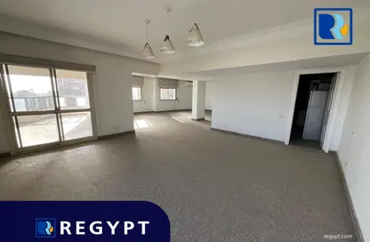 Apartment - 3 Bedrooms - 4 Bathrooms for rent in El Gezirah St. - Zamalek - Cairo