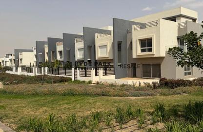 Villa - 4 Bedrooms - 3 Bathrooms for sale in Cluster 18 - Hyde Park - New Cairo City - Cairo