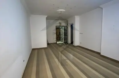 شقة - 3 غرف نوم - 2 حمامات للبيع في شارع عمر المختار - جناكليس - حي شرق - الاسكندرية