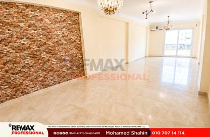 Apartment - 3 Bedrooms - 2 Bathrooms for rent in Al Farek Ismail Srhank St. - Laurent - Hay Sharq - Alexandria