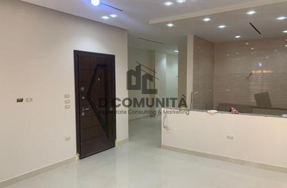 Apartment - 2 Bedrooms - 1 Bathroom for sale in Al Gezira St. - South Investors Area - New Cairo City - Cairo