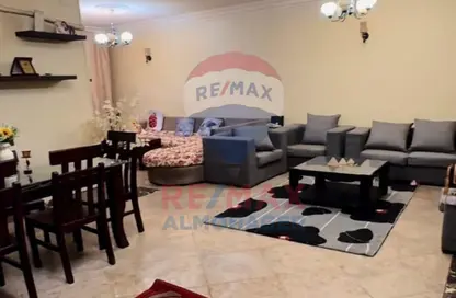 شقة - 4 غرف نوم - 3 حمامات للبيع في شارع الحسين - الدقي - الجيزة